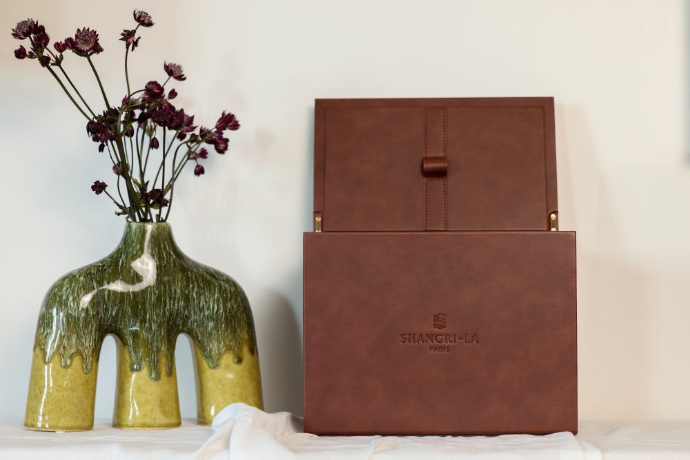 stationary cuir hotel